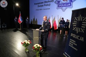 Zdjęcie kolorowe. Komendanta Powiatowy przemawia na scenie