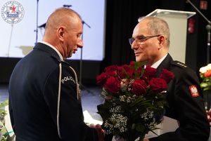 Zdjęcie kolorowe. Komendant Powiatowy otrzymuje kwiaty