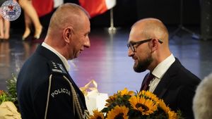 Zdjęcie kolorowe. Komendant Powiatowy otrzymuje kwiaty