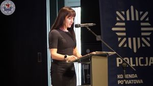 Zdjęcie kolorowe. Przemówienie zaproszonego gościa