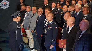 Zdjęcie kolorowe. Meldunek dowódcy uroczystości o zakończeniu zbiórki