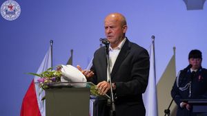 Zdjęcie kolorowe. Przemówienie Starosty