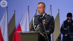 Zdjęcie kolorowe. Przemówienie Komendanta Wojewódzkiego