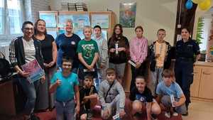 Zdjęcie kolorowe. Zdjęcie grupowe uczestników spotkania