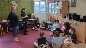 Zdjęcie kolorowe. Policjantka prowadzi spotkanie