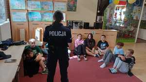 Zdjęcie kolorowe. Policjantka prowadzi spotkanie