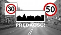 Grafika. Na czarno białym zdjęciu miasta znak teren zabudowany i dwa znaki ograniczenie prędkości do 50