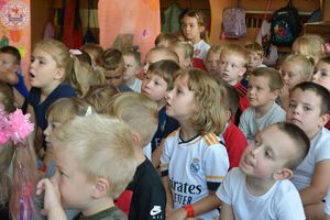 Zdjęcie kolorowe. Dzieci