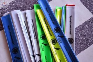 Zdjęcie kolorowe. Odblaskowe opaski