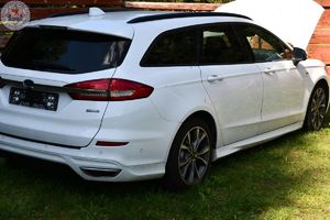 Zdjęcie kolorowe. Biały Ford Mondeo kombi