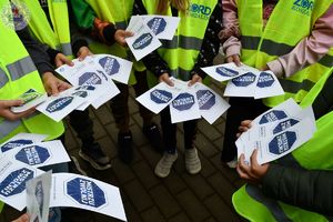 Zdjęcie kolorowe. Zbliżenie ulotek trzymanych przez dzieci