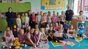 Zdjęcie kolorowe. Policjantka na spotkaniu