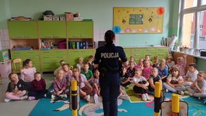 Zdjęcie kolorowe. Policjantka na spotkaniu