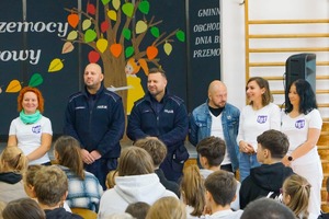 Zdjęcie kolorowe. Członkowie zespołu interdyscyplinarnego GOPS Szczecinek