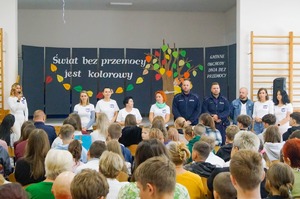 Zdjęcie kolorowe. Członkowie zespołu interdyscyplinarnego GOPS Szczecinek