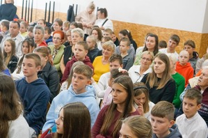 Zdjęcie kolorowe. Uczestnicy spotkania