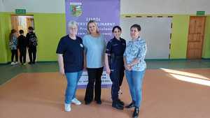 Zdjęcie kolorowe. Cztery kobiety pozują do wspólnego zdjęcia