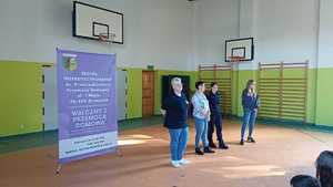 Zdjęcie kolorowe. Spotkanie z uczniami