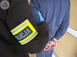 Zdjęcie kolorowe. Doprowadzenie sprawcy na przesłuchanie