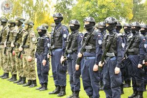 Zdjęcie kolorowe. Pododdział klasy o profilu policyjnym oraz wojskowym