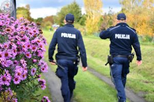 Zdjęcie kolorowe. Dzielnicowi kontrolują działki