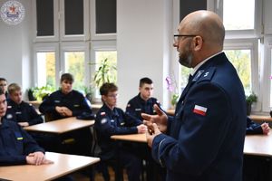 Zdjęcie kolorowej. Spotkanie w klasie z uczniami