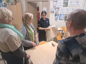 Zdjęcie kolorowe. Spotkanie w klubie seniora