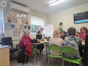 Zdjęcie kolorowe. Spotkanie w klubie seniora