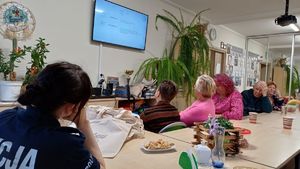 Zdjęcie kolorowe. Spotkanie z seniorami