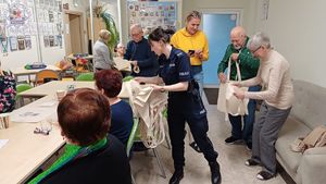 Zdjęcie kolorowe. Spotkanie z seniorami