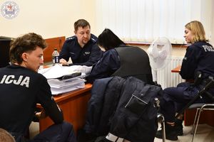 Zdjęcie kolorowe. Słuchacze odprawiają się do służby