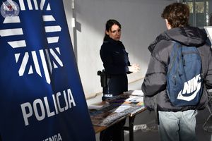 Zdjęcie kolorowe. Spotkanie z uczestnikami targów edukacyjnych dla maturzystów