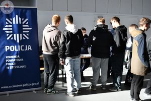 Zdjęcie kolorowe. Spotkanie z uczestnikami targów edukacyjnych dla maturzystów