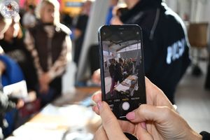 Zdjęcie kolorowe. Spotkanie z uczestnikami targów edukacyjnych dla maturzystów