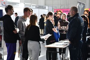 Zdjęcie kolorowe. Spotkanie z uczestnikami targów edukacyjnych dla maturzystów