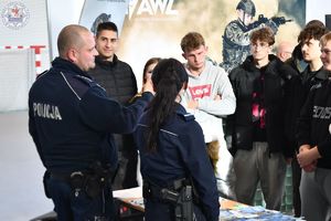 Zdjęcie kolorowe. Spotkanie z uczestnikami targów edukacyjnych dla maturzystów