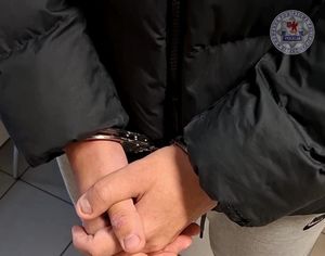 Zdjęcie kolorowe. Zatrzymanie mężczyzny.