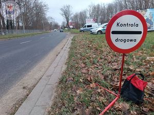 Zdjęcie kolorowe. Posterunek blokadowy.