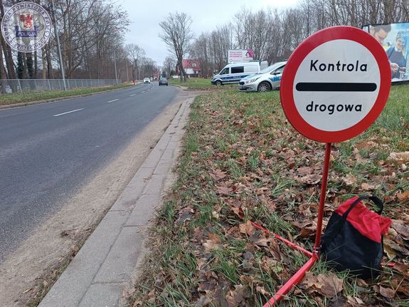 Zdjęcie kolorowe. Posterunek blokadowy.