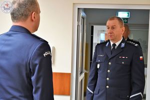 Zdjęcie kolorowe. Złożenie meldunku komendantowi