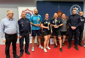 Zdjęcie kolorowe. U boku Zastępcy Komendanta wojewódzkiego i Przewodniczącego NSZZP woj.zachodniopomorskiego stoją zwycięzcy turnieju