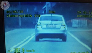 Zdjęcie kolorowe. Zdjęcie z wideorejestratora pojazdu i prędkości z którą się poruszał