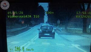 Zdjęcie kolorowe. Zdjęcie z wideorejestratora pojazdu i prędkości z którą się poruszał