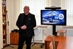 Zdjęcie kolorowe. I Zastępca Komendanta Powiatowego Policji  w Szczecinku