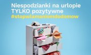 Grafika: Na niebieskim tle napis: Niespodzianki na urlopie tylko pozytywne. Poniżej szafa z szufladami z których wystają porozrzucane obrania