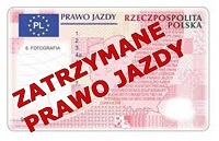 Zdjęcie kolorowe. Blankiet prawo jazdy z widocznym czerwonym napisem &quot;Zatrzymane prawo jazdy&quot;